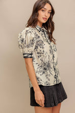 Load image into Gallery viewer, Collared Contrast Trim Woven Top
