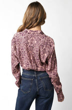 Load image into Gallery viewer, Collared Button Down Abstract Top

