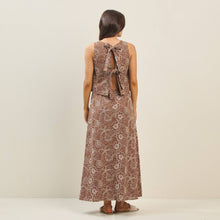 Load image into Gallery viewer, Floral Embroidered Sleeveless Top
